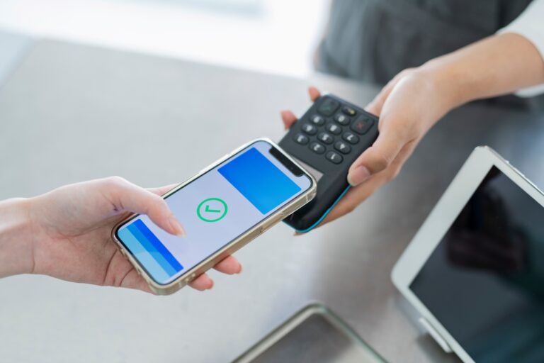 カフェ キャッシュレス決済をする女性